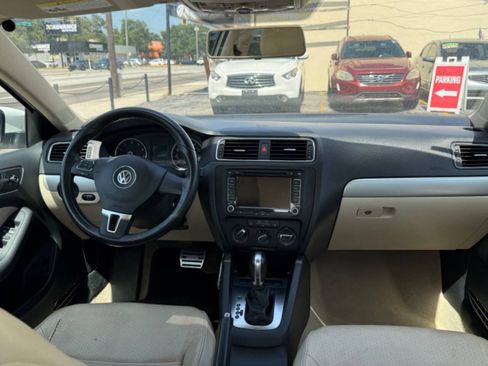 Used 2013 Volkswagen Jetta SE FWD image 17