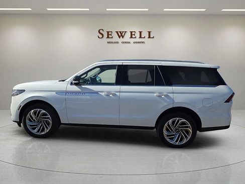 New 2026 Lincoln Navigator Reserve AWD/4WD image 2