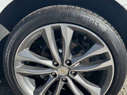 Used 2024 Chevrolet Malibu LT image 2