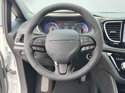 New 2027 Chrysler Pacifica Limited FWD image 19