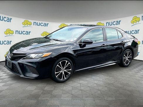 Used 2020 Toyota Camry SE FWD image 3