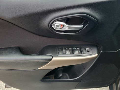 Used 2017 Jeep Cherokee Sport image 22