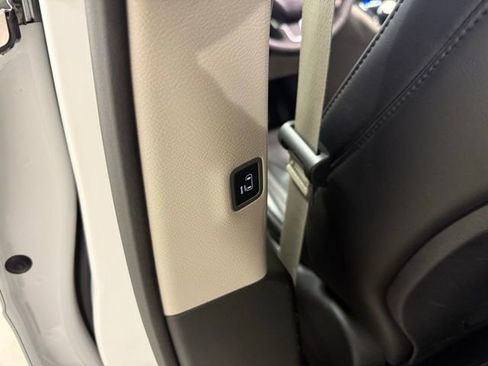 Used 2023 Chrysler Pacifica Touring-L FWD image 27