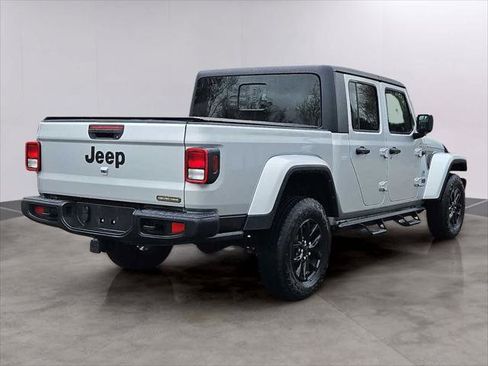Used 2023 Jeep Gladiator Sport AWD/4WD image 9