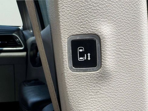 Used 2018 Chrysler Pacifica Limited w/ Advanced Safetytec Group FWD image 26