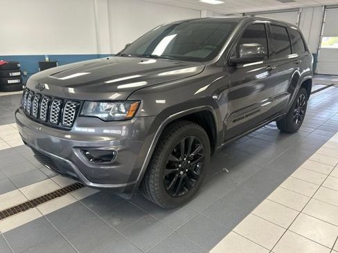 Used 2018 Jeep Grand Cherokee Altitude AWD/4WD image 3