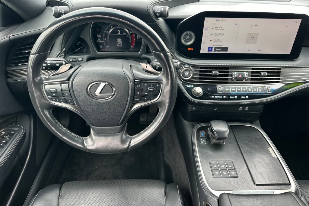 Used 2023 Lexus LS 500 w/ Accessory Package (Z1) RWD image 16