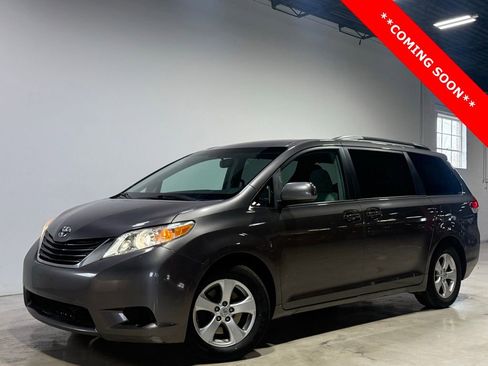 Used 2011 Toyota Sienna LE w/ Towing Pkg image 1