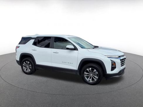 Used 2025 Chevrolet Equinox LT AWD/4WD image 2