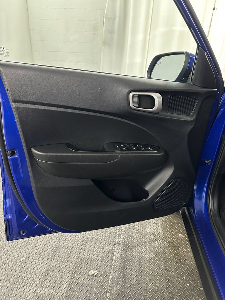 Used 2022 Hyundai Venue FWD image 8