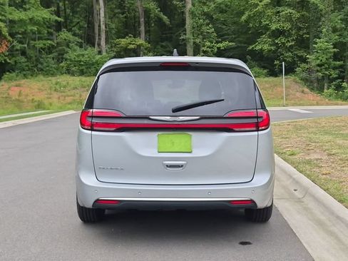 Used 2024 Chrysler Pacifica Touring-L FWD image 4