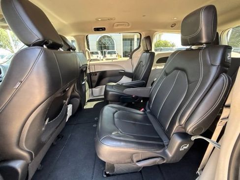 Used 2024 Chrysler Pacifica Touring-L FWD image 11