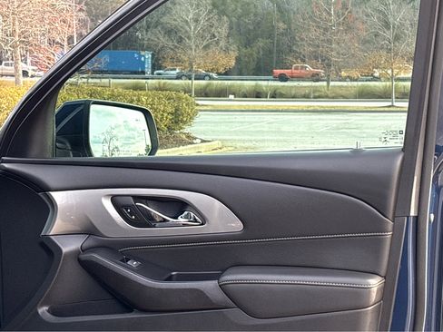 Used 2023 Chevrolet Traverse LT image 19