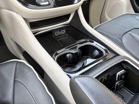 Used 2023 Chrysler Pacifica Limited FWD image 31