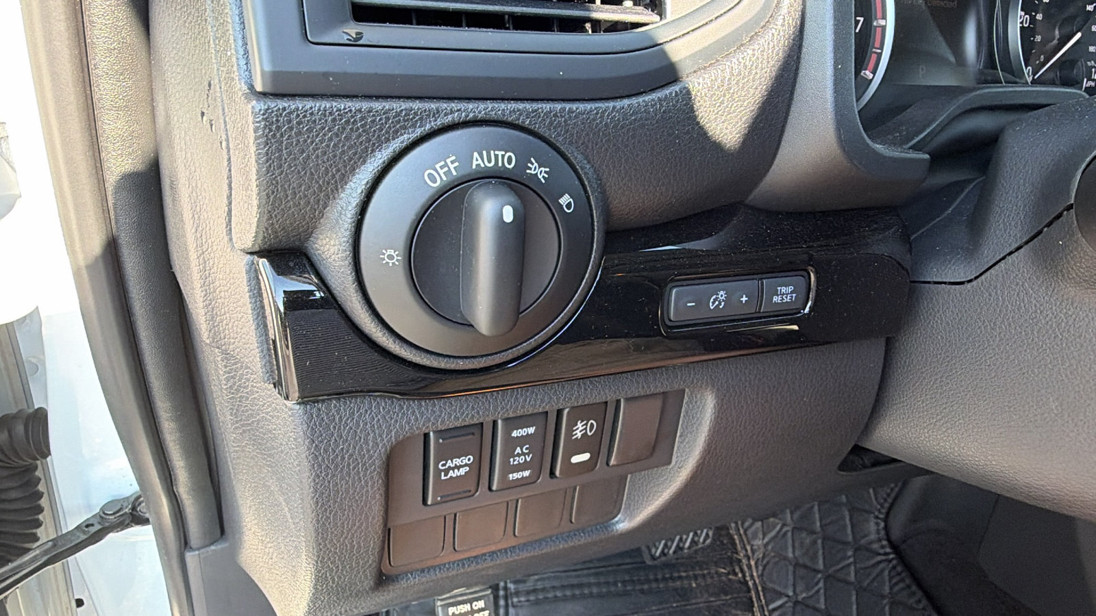 Used 2024 Nissan Titan SV AWD/4WD image 25