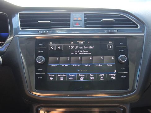Used 2022 Volkswagen Tiguan SE FWD image 22