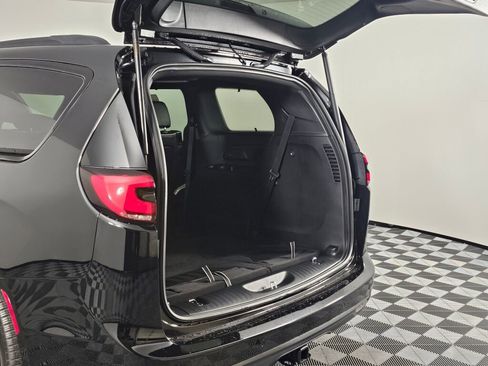 New 2026 Chrysler Pacifica Limited w/ Uconnect Theater Family Group image 14