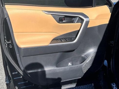 Used 2021 Toyota RAV4 LE image 18