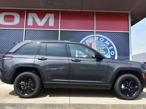 Used 2025 Jeep Grand Cherokee Limited w/ Black Appearance Package image 2