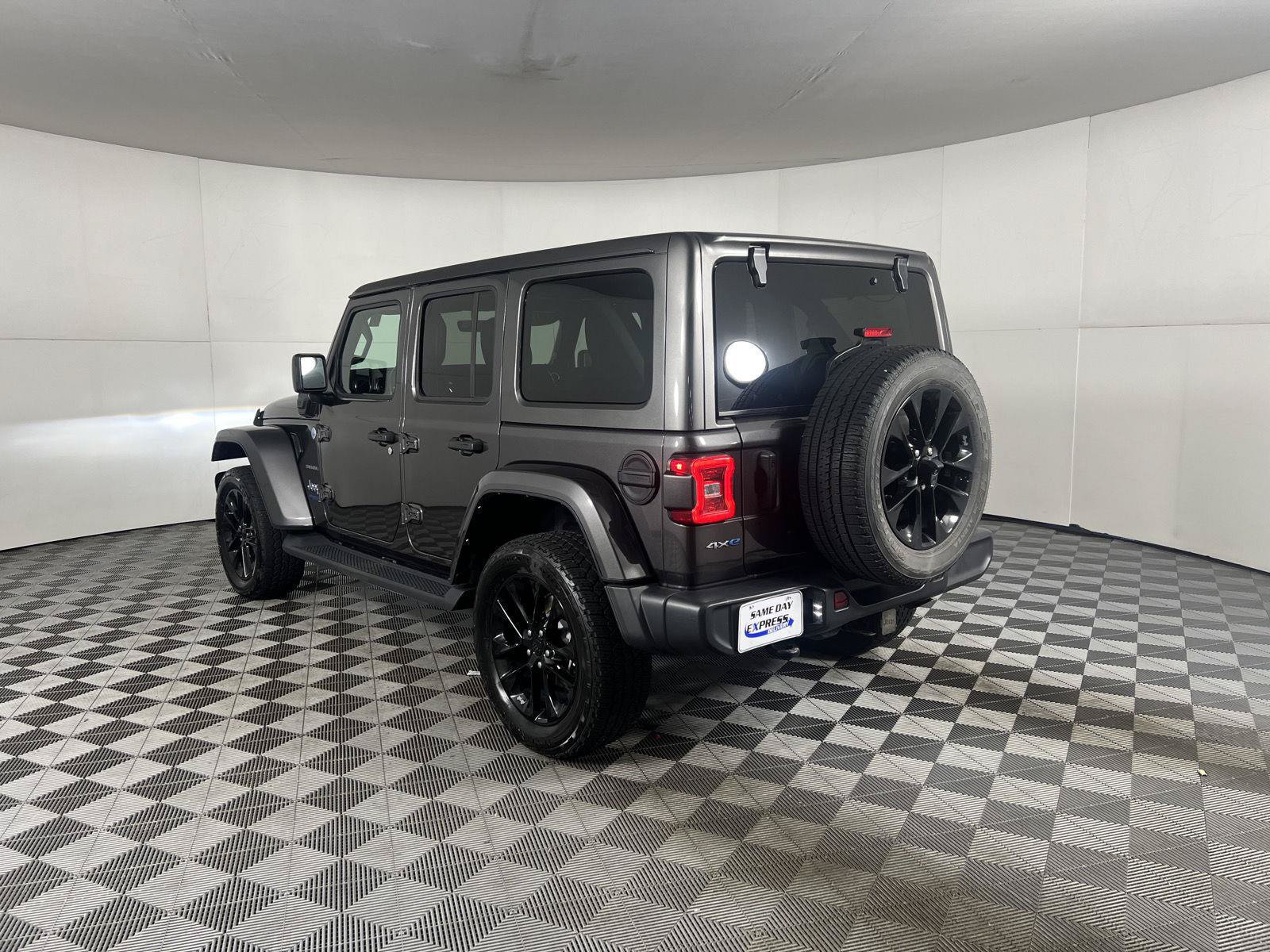 Used 2021 Jeep Wrangler Unlimited Sahara w/ Cold Weather Group AWD/4WD image 8