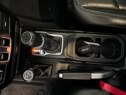 Used 2019 Jeep Wrangler Unlimited Sahara w/ Uconnect 4C Nav & Sound Group AWD/4WD image 19