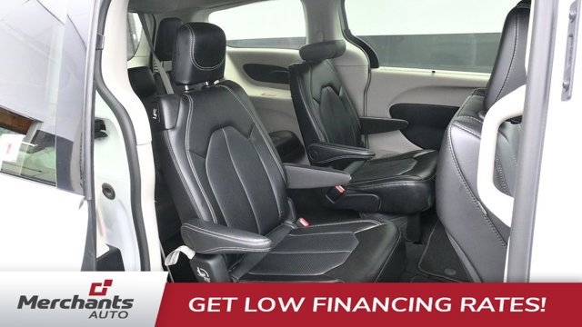 Used 2024 Chrysler Pacifica Touring-L FWD image 12