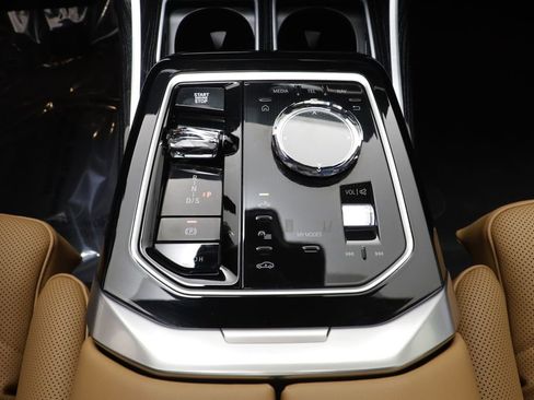 Certified 2025 BMW 740i xDrive w/ Premium Package AWD/4WD image 13
