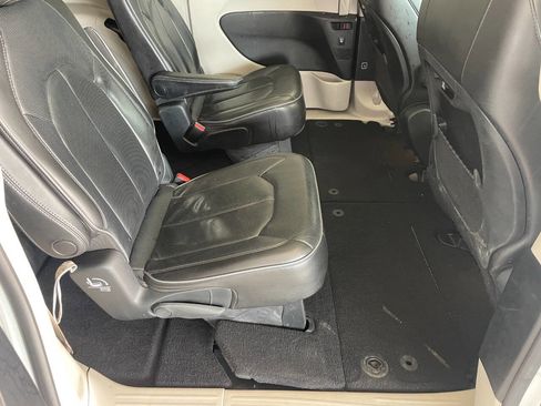 Used 2020 Chrysler Pacifica Limited image 26