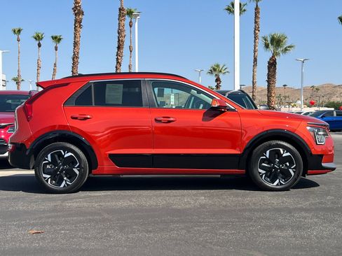 Certified 2023 Kia Niro Wave FWD image 2