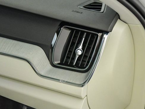 Certified 2025 Volvo XC60 T8 Plus w/ Protection Package Premier image 17