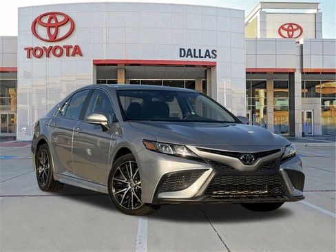 Used 2024 Toyota Camry SE image 1