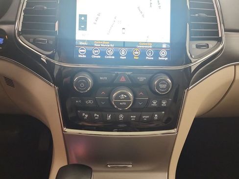 Used 2020 Jeep Grand Cherokee Limited AWD/4WD image 16