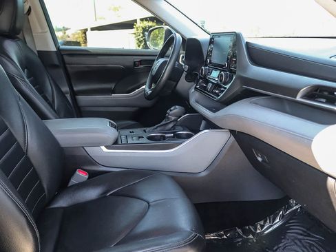 Used 2021 Toyota Highlander L FWD image 14