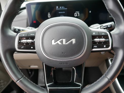 Used 2025 Kia Carnival FWD image 25