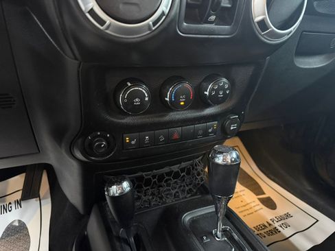 Used 2015 Jeep Wrangler Unlimited Rubicon w/ Dual Top Group AWD/4WD image 19