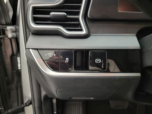 Used 2024 Kia Sportage LX image 3