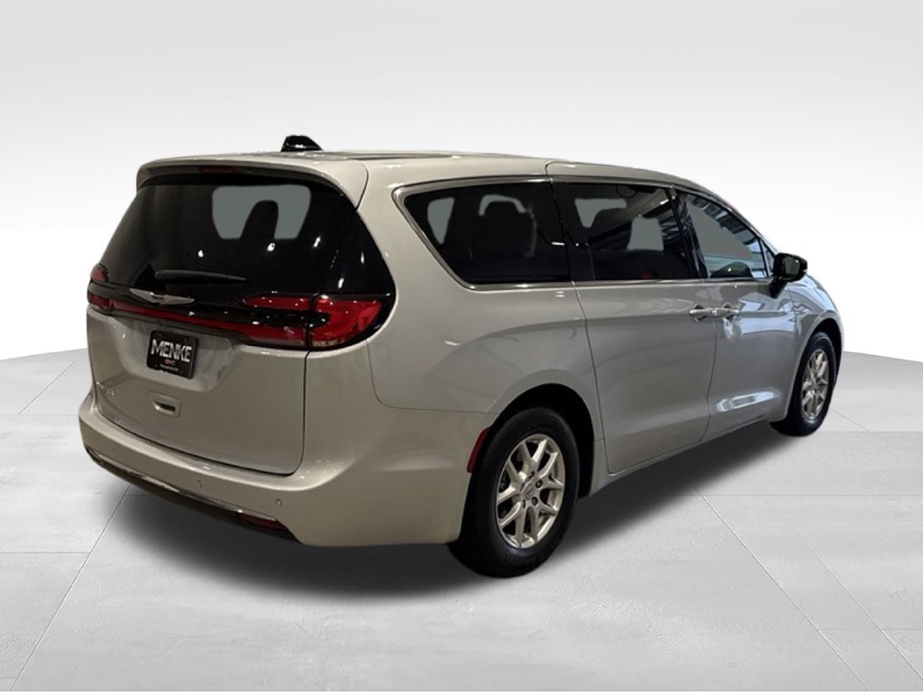 Used 2024 Chrysler Pacifica Touring-L w/ Uconnect Theater Family Group FWD image 7