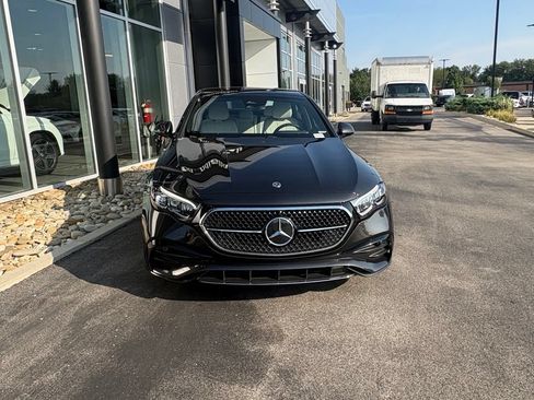 Used 2025 Mercedes-Benz E 350 4MATIC Sedan image 3
