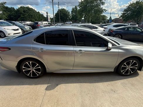Used 2019 Toyota Camry SE FWD image 7
