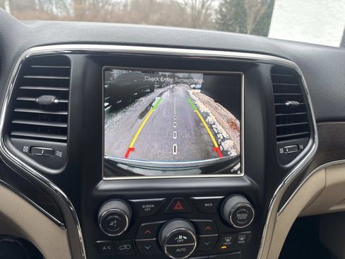 Used 2017 Jeep Grand Cherokee Limited image 24