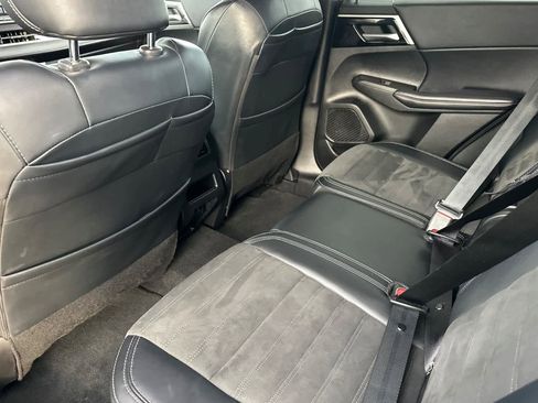 Used 2024 Mitsubishi Outlander SE image 11