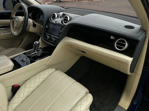 Used 2017 Bentley Bentayga AWD/4WD image 29