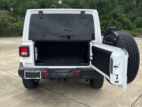 Used 2022 Jeep Wrangler Unlimited Sahara w/ Cold Weather Group AWD/4WD image 5