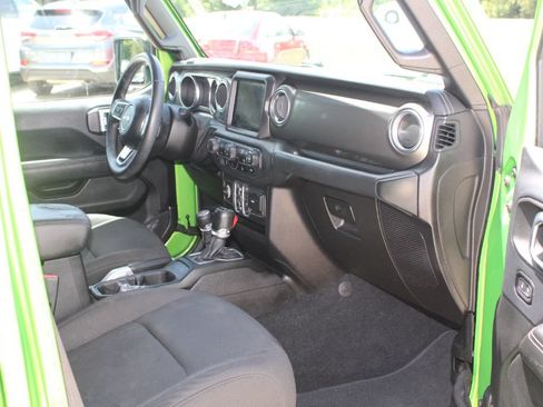 Used 2018 Jeep Wrangler Unlimited Sahara AWD/4WD image 15