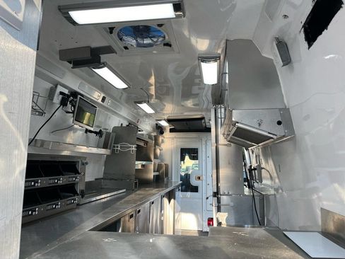 Used 2022 Mercedes-Benz Sprinter 4500 image 42