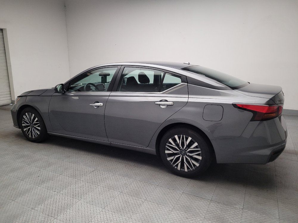 Used 2025 Nissan Altima 2.5 SV FWD image 3