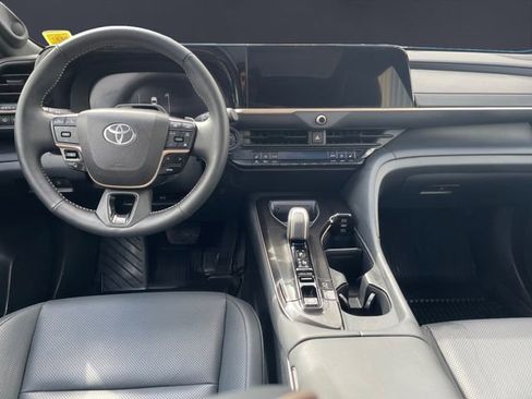 Used 2025 Toyota Crown Signia w/ Advanced Technology Package image 10