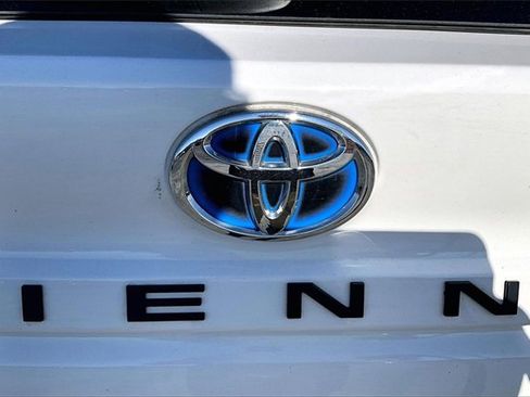 Used 2024 Toyota Sienna LE image 32