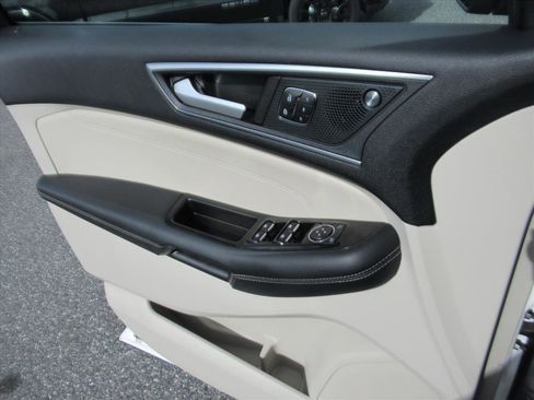 Used 2020 Ford Edge Titanium image 27