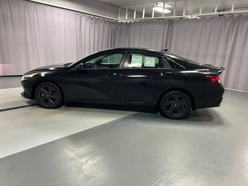 Used 2022 Hyundai Elantra SEL w/ Convenience Package FWD image 4